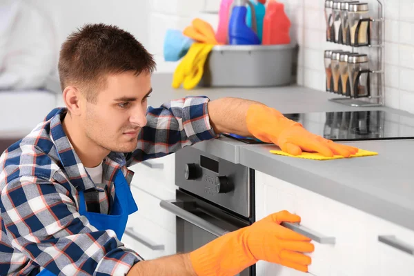 Homem Limpeza Balcão Cozinha Com Pano Casa — Fotografia de Stock