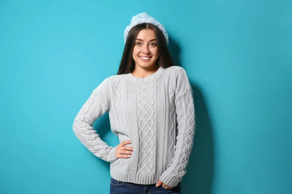 Hermosa Mujer Joven Suéter Cálido Con Sombrero Sobre Fondo Color — Foto de Stock