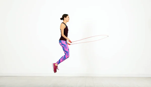 Retrato Jovem Mulher Esportiva Com Corda Salto Fundo Cor — Fotografia de Stock