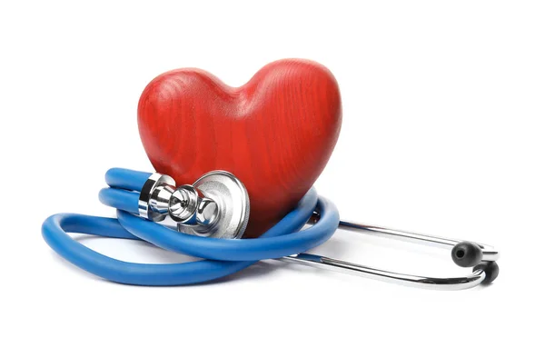 Kırmızı Kalp Beyaz Arka Plan Üzerinde Stetoskop Kardiyoloji Kavramı — Stok fotoğraf