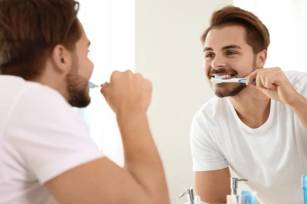 Jovem Com Escova Dentes Perto Espelho Banheiro Higiene Pessoal — Fotografia de Stock