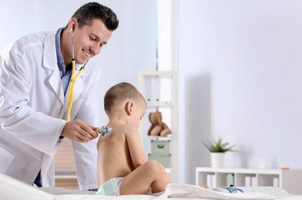 子供の病院で聴診器で調べる小さな男の子を医師します テキストのためのスペース — ストック写真