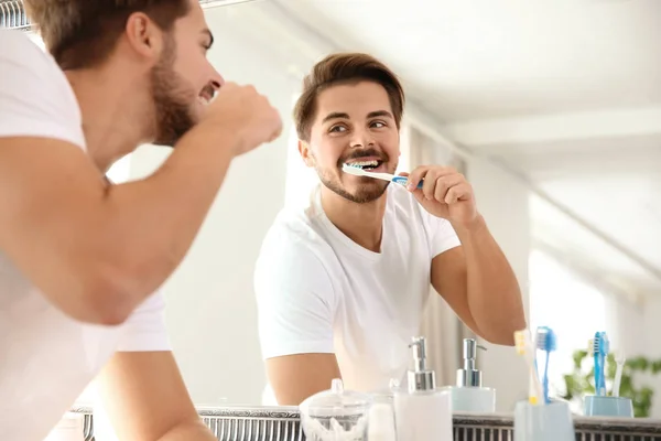 Jovem Com Escova Dentes Perto Espelho Banheiro Higiene Pessoal — Fotografia de Stock
