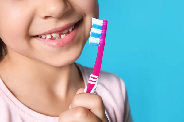 Menina Com Escova Dentes Fundo Cor Close Espaço Para Texto — Fotografia de Stock