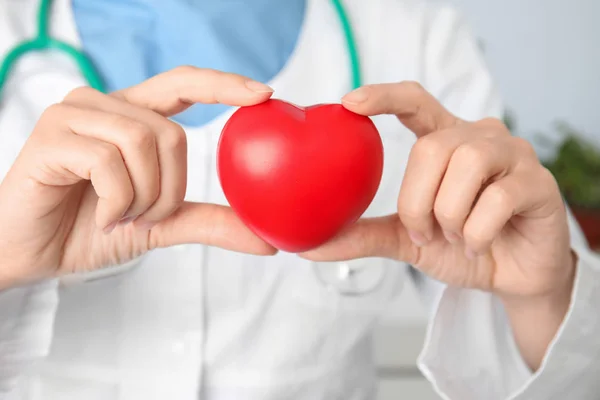 Médico Com Coração Vermelho Perto Conceito Cardiologia — Fotografia de Stock