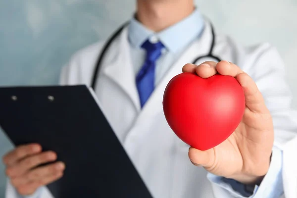 Médico Com Coração Vermelho Vista Perto Conceito Cardiologia — Fotografia de Stock