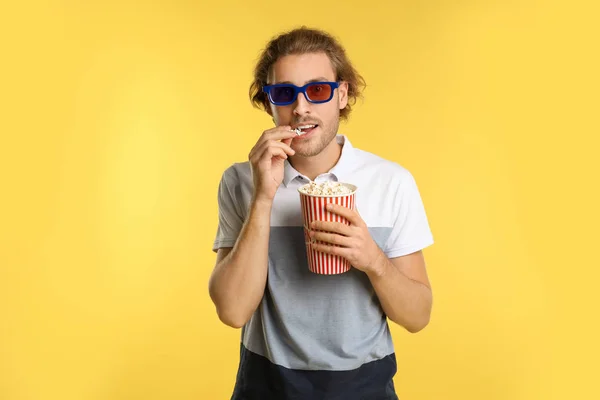 Emotionele Man Met Bril Popcorn Tijdens Bioscoop Toon Kleur Achtergrond — Stockfoto