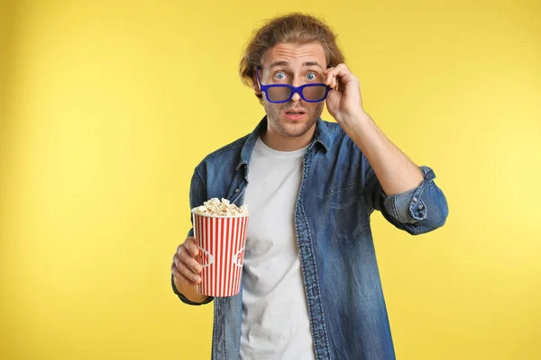 Emotionele Man Met Bril Popcorn Tijdens Bioscoop Toon Kleur Achtergrond — Stockfoto