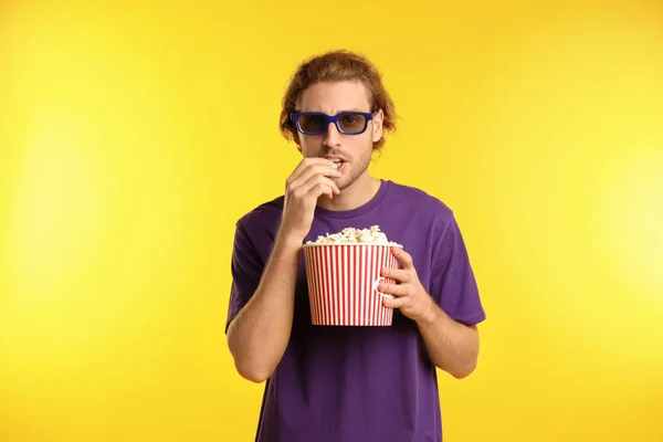 Man Met Bril Popcorn Tijdens Cinema Show Kleur Achtergrond — Stockfoto