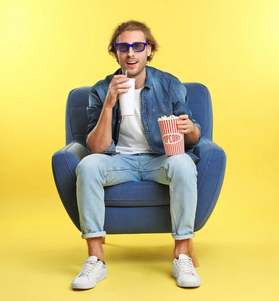 Hombre Emocional Con Gafas Palomitas Maíz Bebida Sentado Sillón Durante — Foto de Stock