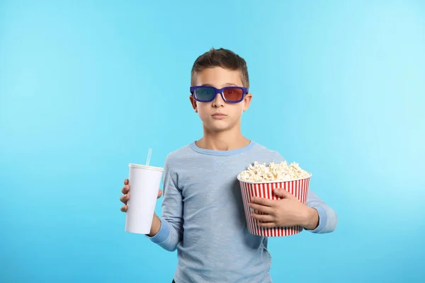 Junge Mit Gläsern Popcorn Und Getränken Während Einer Kinoshow Auf — Stockfoto