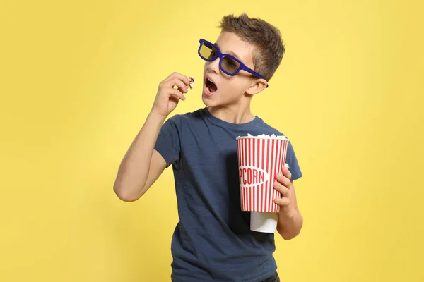 Menino Com Óculos Pipoca Durante Show Cinema Fundo Cor — Fotografia de Stock