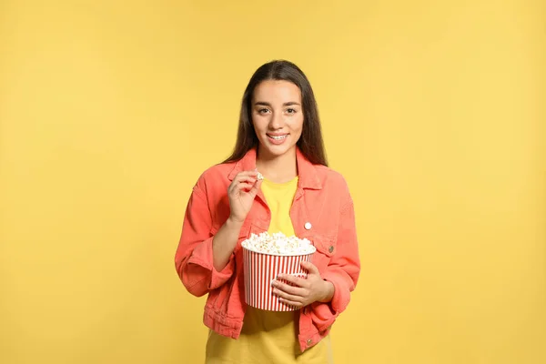 Mulher Com Pipoca Durante Show Cinema Sobre Fundo Cor — Fotografia de Stock