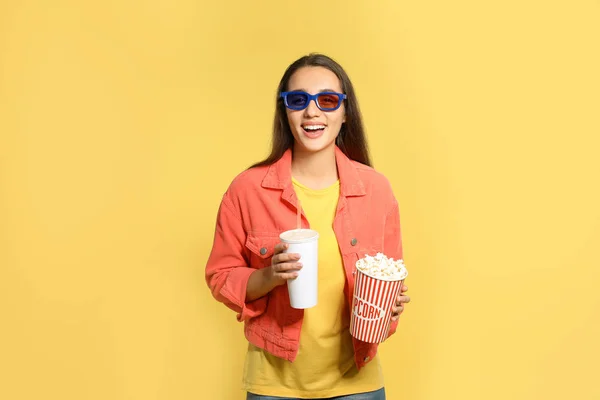 Frau Mit Gläsern Popcorn Und Getränken Während Einer Kinoshow Auf — Stockfoto