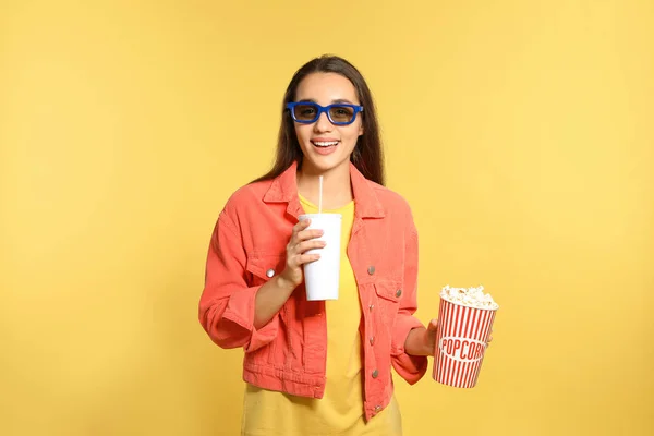Mujer Con Gafas Palomitas Maíz Bebida Durante Espectáculo Cine Fondo —  Fotos de Stock