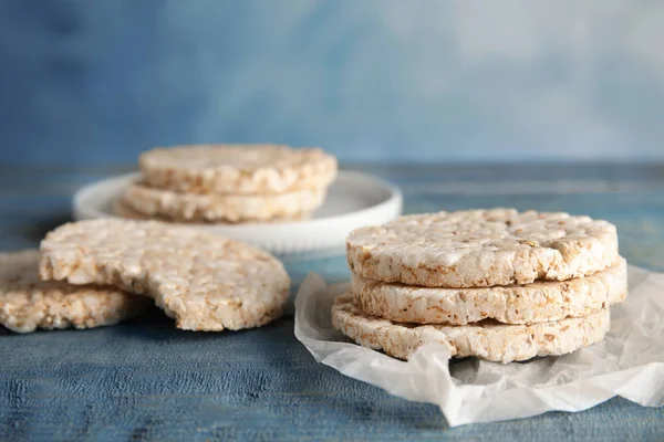 Ahşap masa üstünde gevrek pirinç kek. Sağlıklı snack