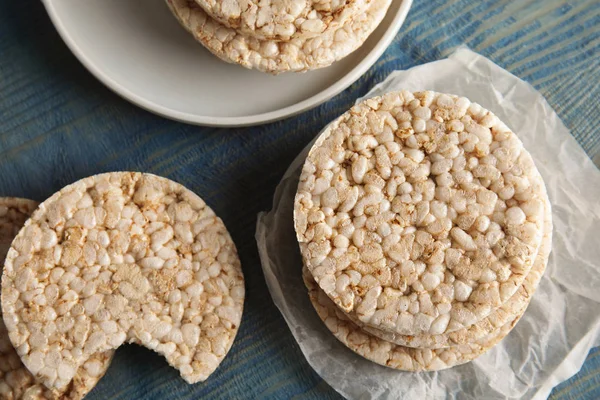 Ahşap arka plan, üstten görünüm üzerinde gevrek pirinç kek ile kompozisyon