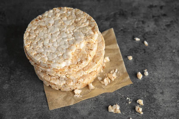 Gri arka plan üzerinde gevrek pirinç kek yığını. Metin için yer