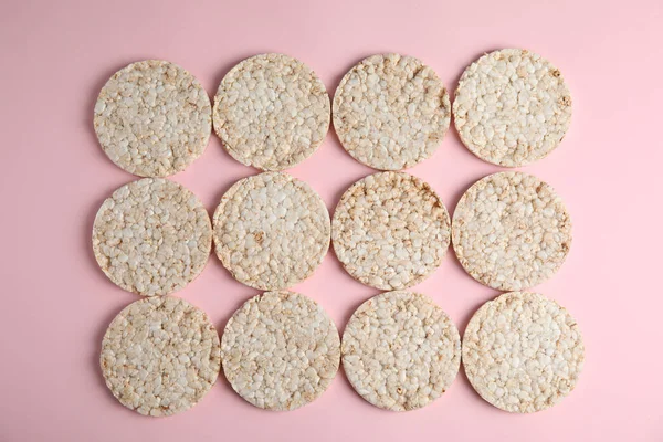 Gevrek pirinç kek renk arka plan, üstten görünüm