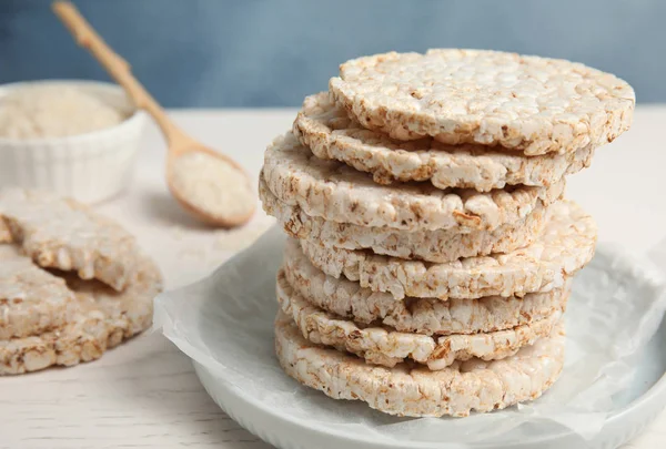 Masada gevrek pirinç kek yığını ile plaka
