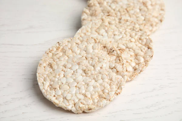 Beyaz ahşap zemin üzerinde gevrek pirinç kek