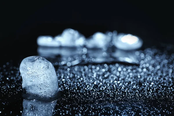 Eriyen buz küp üzerinde arka plan bulanık. Metin için yer