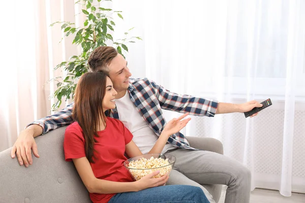 Feliz Jovem Casal Assistindo Sofá Casa — Fotografia de Stock