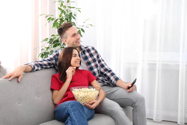 Feliz Jovem Casal Assistindo Sofá Casa — Fotografia de Stock