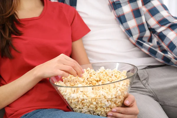 Młoda Para Oglądania Telewizji Popcornu Kanapie Domu — Zdjęcie stockowe