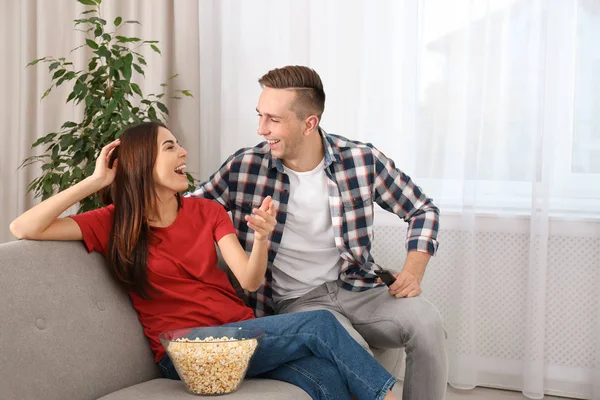 Feliz Jovem Casal Assistindo Sofá Casa — Fotografia de Stock