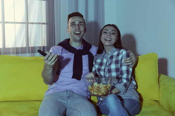 Joyeux Jeune Couple Regardant Télévision Sur Canapé Maison — Photo