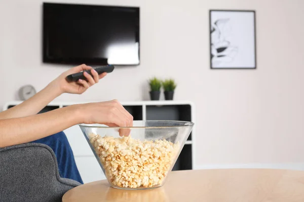Młoda Kobieta Oglądania Telewizji Domu Jedząc Popcorn — Zdjęcie stockowe