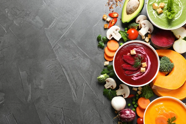 Çeşitli krem Çorbalar, malzemeler ve gri arka plan üzerinde metin için yer, düz yatıyordu. Sağlıklı gıda