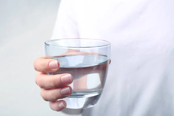 Femme Tenant Verre Avec Eau Douce Sur Fond Clair Gros — Photo