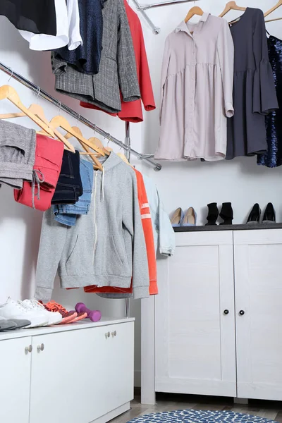 Moderne Garderobe Mit Verschiedenen Stilvollen Kleidungsstücken Und Schuhen — Stockfoto