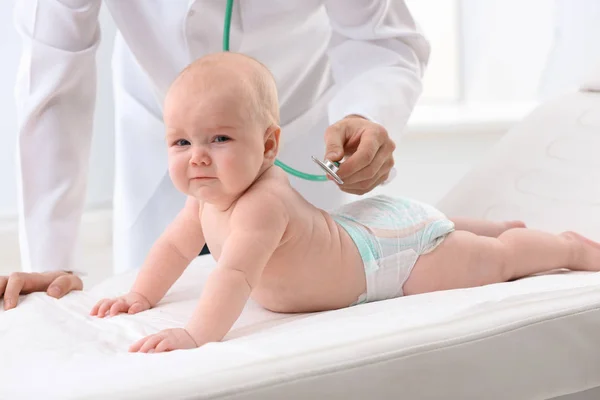 病院で聴診器で子供の医師試験赤ちゃん — ストック写真