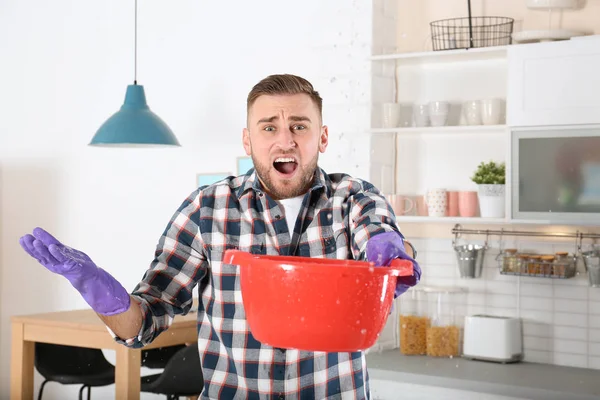 Mutfakta tavandan plastik Havzası su kaçağı altında tutan duygusal delikanlı. Tesisatçı Servisi