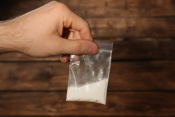 Hombre Sosteniendo Bolsa Plástico Con Cocaína Sobre Fondo Borroso Primer —  Fotos de Stock