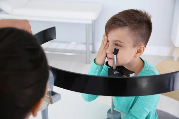 Kinderarzt Setzt Brille Auf Kleinem Jungen Klinik — Stockfoto