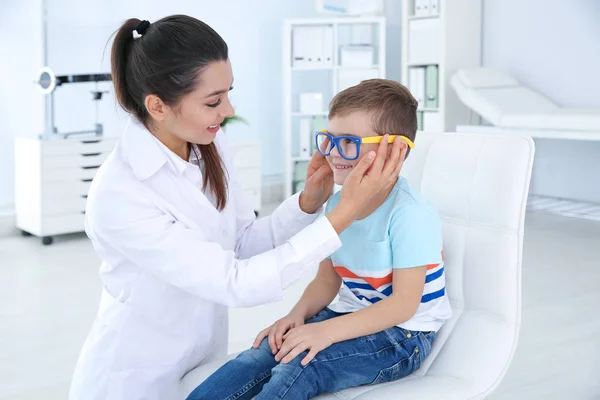 子供たちの医師診療所の眼科用装置試験の小さな男の子 — ストック写真