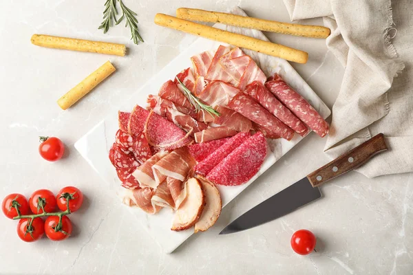 Composición Plana Con Diferentes Manjares Carne Sobre Fondo Gris — Foto de Stock