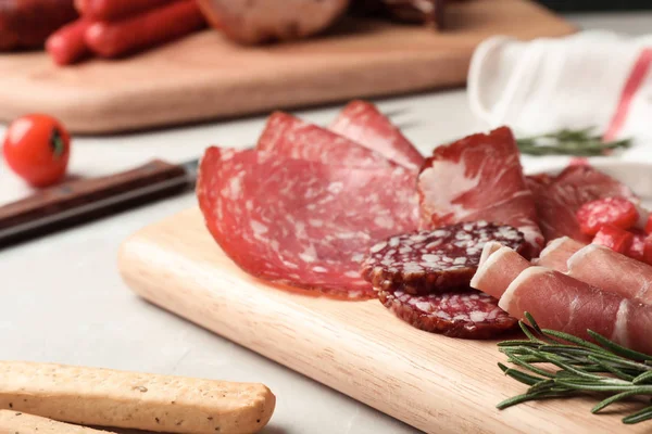 Gri tablo farklı et lezzetleri ile kesme tahtası