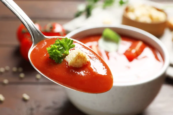 Łyżka Świeże Pomidorowa Zupa Niewyraźne Tło Zbliżenie Miejsca Tekst — Zdjęcie stockowe