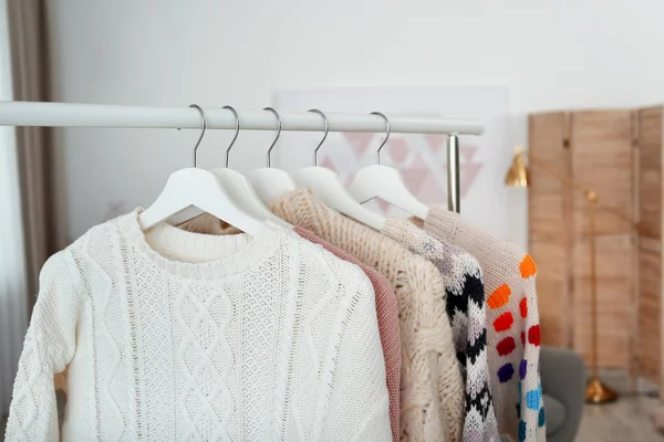 Garderobe Rek Met Warme Kleren Binnenshuis Close — Stockfoto