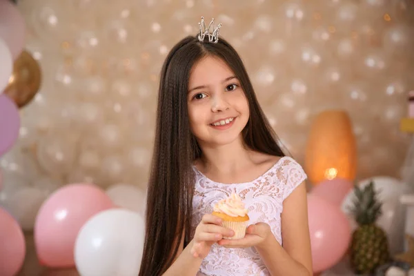 Szczęśliwa Dziewczynka Urodziny Cupcake Pięknie Urządzony Pokój Domu — Zdjęcie stockowe