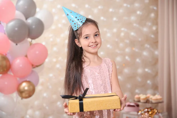 Щаслива Маленька Дівчинка Подарунком Красиво Оформленій Кімнаті Вдома Святкування Дня — стокове фото
