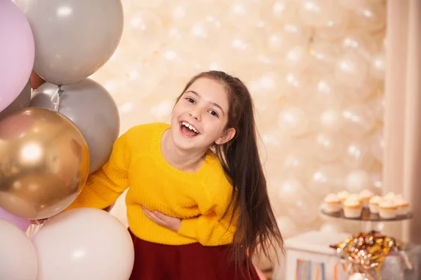 Portret Van Lachen Meisje Met Ballonnen Mooi Ingerichte Kamer — Stockfoto