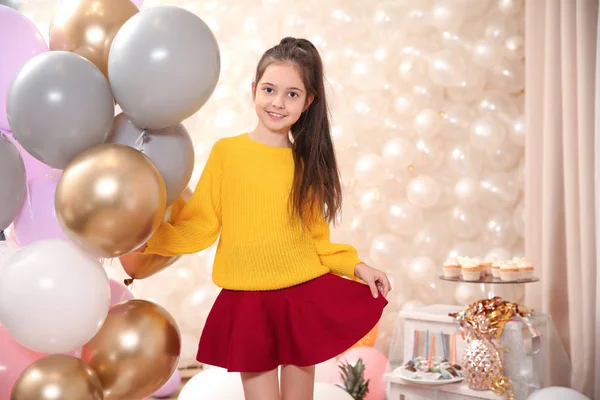 愉快的小女孩与气球在装饰精美的房间在家里 生日庆祝 — 图库照片