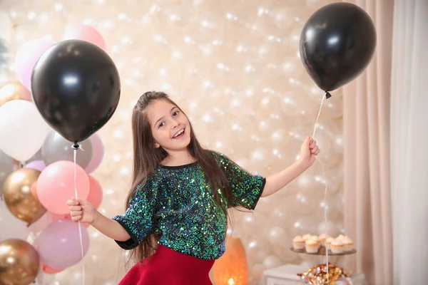 Gelukkig Klein Meisje Met Ballonnen Mooi Ingerichte Kamer Thuis Verjaardagsviering — Stockfoto