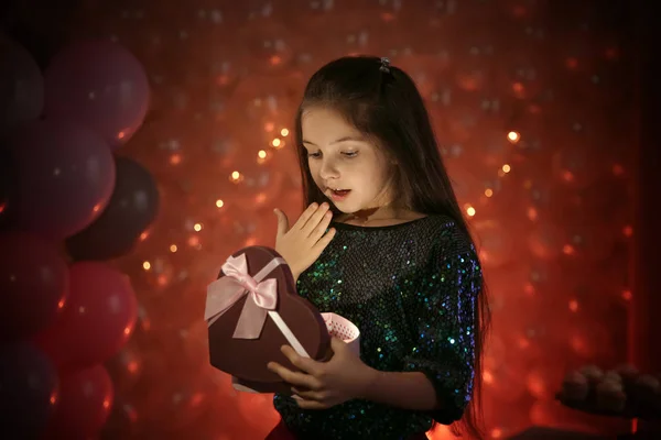 愉快的小女孩与礼物在装饰精美的房间在家里 生日庆祝 — 图库照片